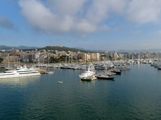 AIDAblu - Auslaufen aus Palma Stadt 